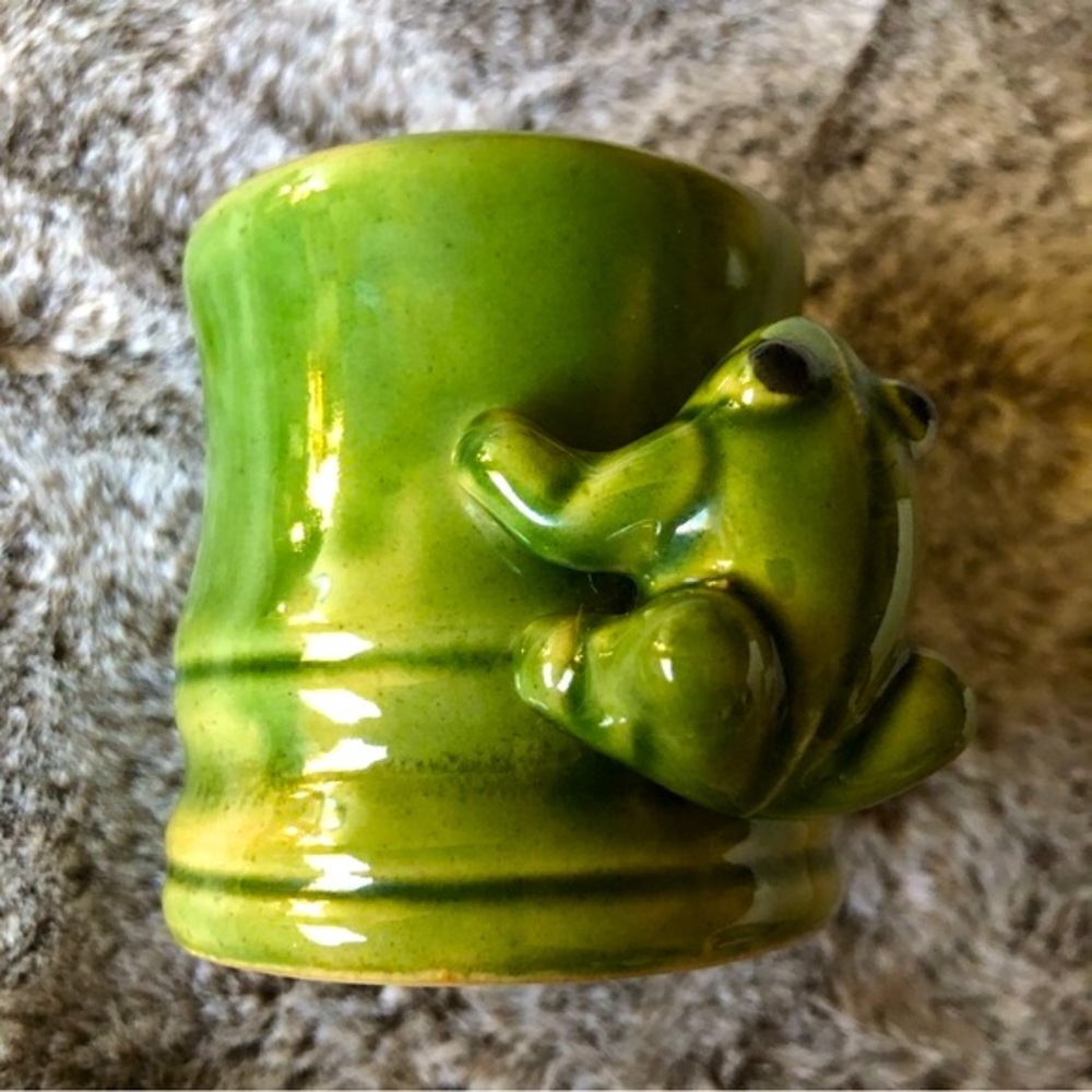 Frog climbing Bamboo Mini planter - Picture 6 of 13